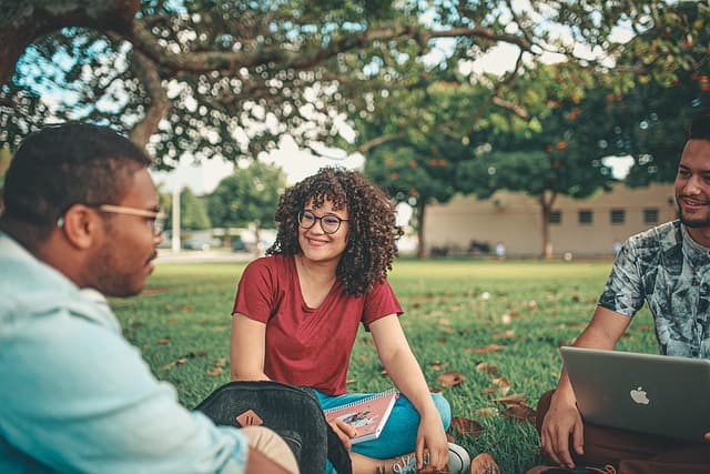 Cómo Mejorar Tu Comprensión Auditiva en Español: 5 Estrategias Clave